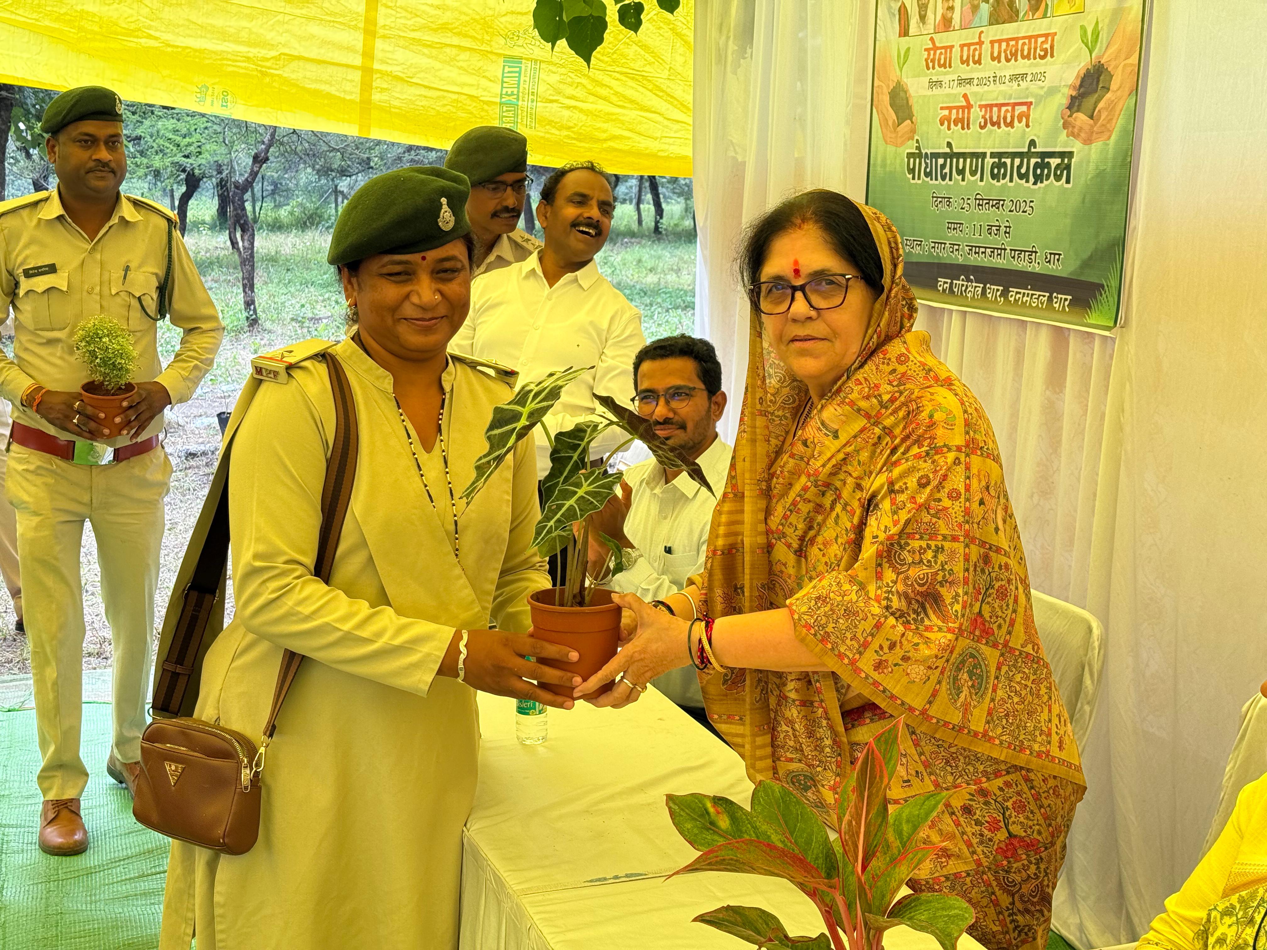 माननीय प्रधानमंत्री श्री Narendra Modi  जी के जन्मदिवस के शुभअवसर पर चलाये जा रहे " सेवा पखवाड़ा", के अंतर्गत आज धार में जमन्जप्ती पहाड़ी स्थित नमो उपवन में वन विभाग द्वारा आयोजित कार्यक्रम में पौधरोपण कर प्रकृति सेवा के अभियान को आगे बढ़ाया।
